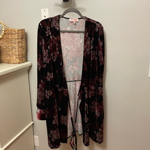 Velvet Floral wrap dress - Picture 2 of 4